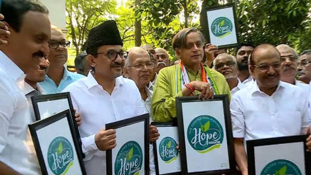 തരൂർ സംസ്ഥാന നേതാവ്, മണ്ഡലത്തിലൊതുങ്ങുന്നില്ല, പാണക്കാട് കുടുംബവുമായി അടുത്ത ബന്ധമെന്നും സാദിഖലി തങ്ങൾ