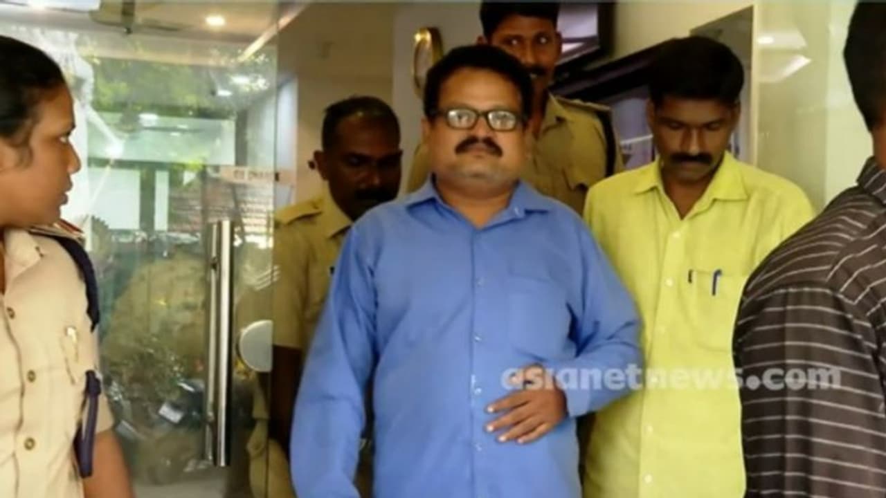 തൃപ്പൂണിത്തുറ പീഡനം; പെൺകുട്ടിയുടെ അമ്മയെ സ്കൂളിലേക്ക് വിളിച്ചുവരുത്തി, പരാതി നൽകാതിരിക്കാൻ സമ്മർദ്ദത്തിലാക്കി