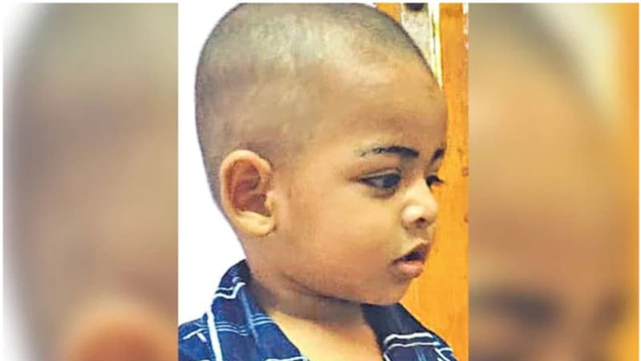 അച്ഛന് ഓടിച്ച ഓട്ടോറിക്ഷ നിയന്ത്രണംവിട്ട് മറിഞ്ഞ് രണ്ട് വയസ്സുകാരന് മരിച്ചു അച്ഛന് ഓടിച്ച ഓട്ടോറിക്ഷ നിയന്ത്രണംവിട്ട് മറിഞ്ഞ് രണ്ട് വയസ്സുകാരന് മരിച്ചു