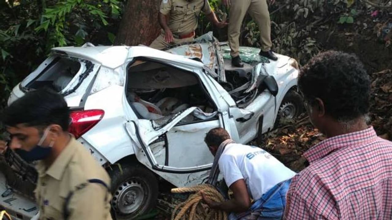 മൂവാറ്റുപുഴയിൽ വിദ്യാര്ത്ഥികള് സഞ്ചരിച്ച കാർ നിയന്ത്രണം വിട്ട് മറിഞ്ഞ് ഒരു മരണം; അഞ്ച് പേർക്ക് പരിക്ക് മൂവാറ്റുപുഴയിൽ വിദ്യാര്ത്ഥികള് സഞ്ചരിച്ച കാർ നിയന്ത്രണം വിട്ട് മറിഞ്ഞ് ഒരു മരണം; അഞ്ച് പേർക്ക് പരിക്ക്