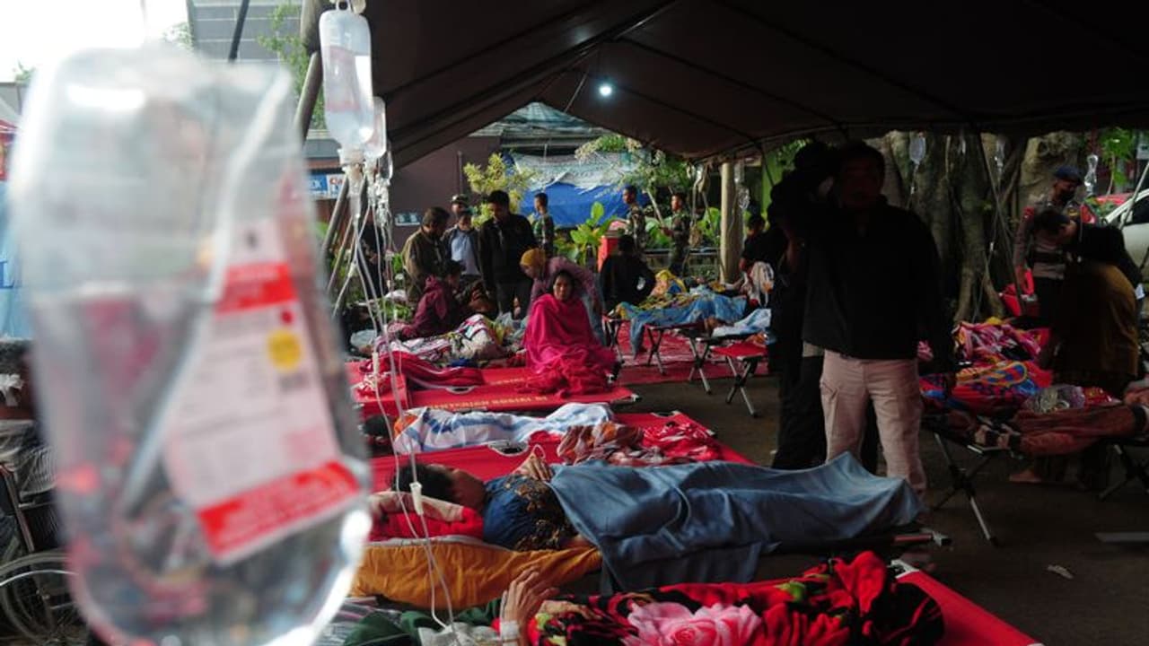 Indonesia earthquake: Rescuers dig through debris to find survivors, death toll over 160