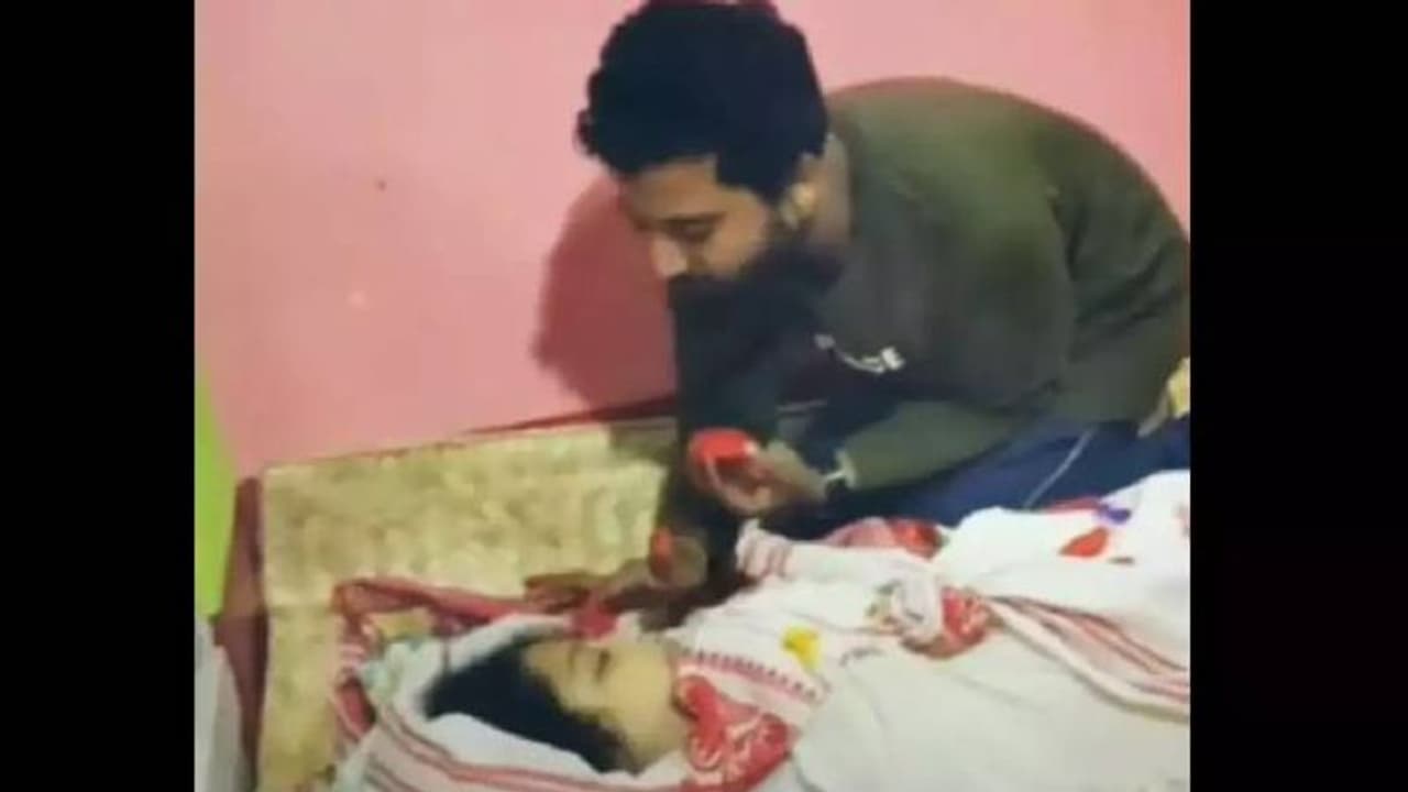 കാമുകി മരിച്ചു, മൃതദേഹത്തെ 'വിവാഹം' ചെയ്ത് കാമുകൻ