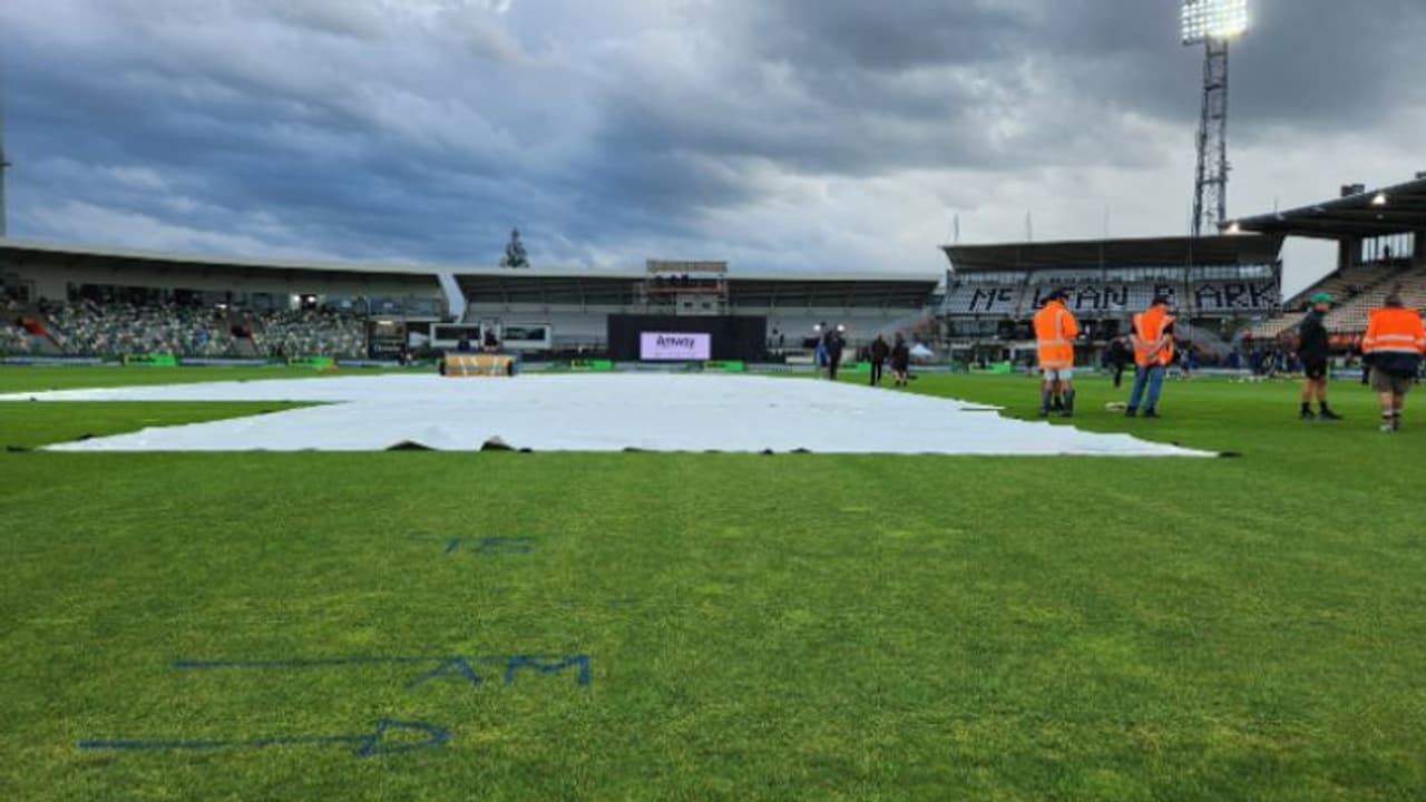 ന്യൂസിലന്ഡ് ഇന്ത്യ മൂന്നാം ടി20യ്ക്കും മഴ ഭീഷണി; നേപിയറില് ടോസ് വൈകും, റിഷഭ് പന്ത് ശ്രദ്ധാകേന്ദ്രം ന്യൂസിലന്ഡ് ഇന്ത്യ മൂന്നാം ടി20യ്ക്കും മഴ ഭീഷണി; നേപിയറില് ടോസ് വൈകും, റിഷഭ് പന്ത് ശ്രദ്ധാകേന്ദ്രം