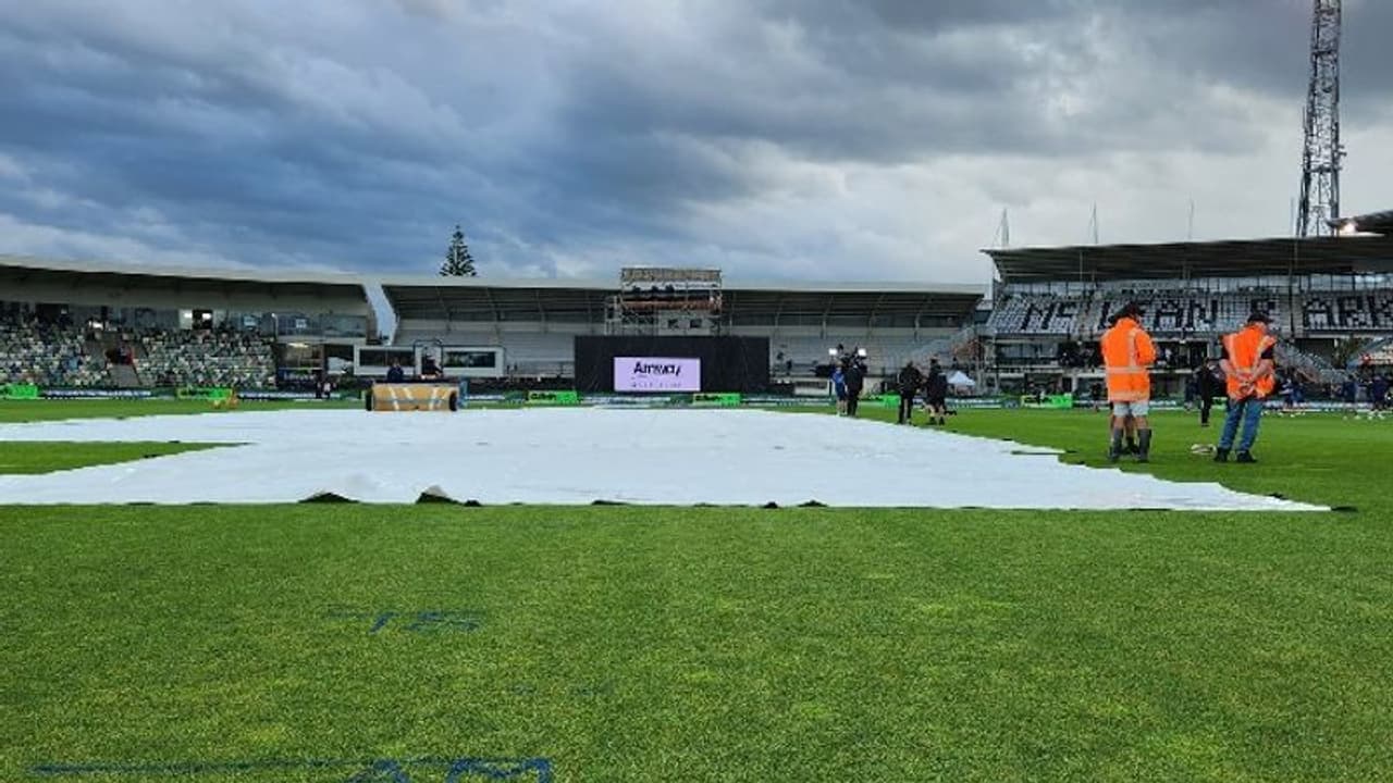 Ind vs NZ: ಮೂರನೇ ಟಿ20 ಪಂದ್ಯಕ್ಕೂ ಮಳೆ ಅಡ್ಡಿ, ಟಾಸ್ ಕೊಂಚ ತಡ..! Ind vs NZ: ಮೂರನೇ ಟಿ20 ಪಂದ್ಯಕ್ಕೂ ಮಳೆ ಅಡ್ಡಿ, ಟಾಸ್ ಕೊಂಚ ತಡ..!