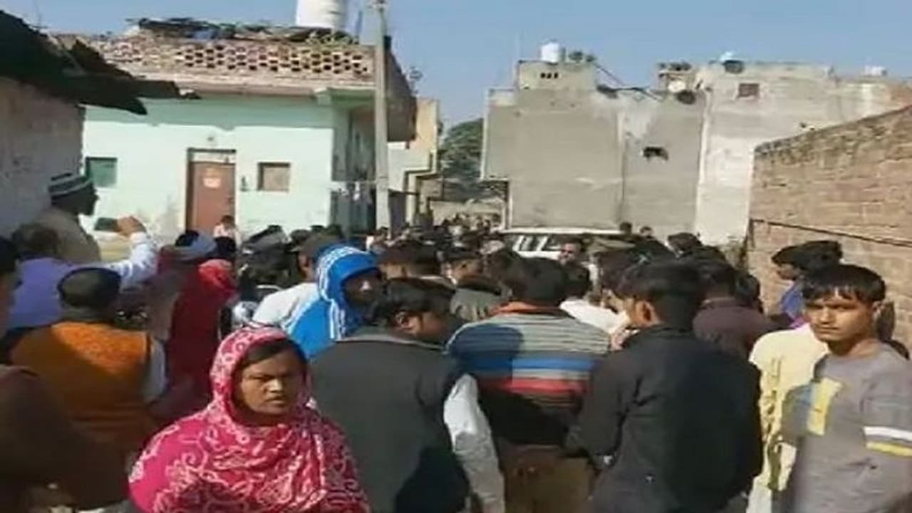 गाजियाबाद: कमरे में पति की नग्न लाश तो आगंन में पड़ी मिली पत्नी, शव को इस हालत में देख पुलिस को है ऐसी आशंका गाजियाबाद: कमरे में पति की नग्न लाश तो आगंन में पड़ी मिली पत्नी, शव को इस हालत में देख पुलिस को है ऐसी आशंका