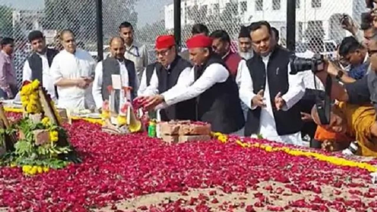 फूलों से नेताजी की समाधि को गया सजाया, बेटे अखिलेश समेत पार्टी के नेताओं ने मुलायम सिंह यादव को दी श्रद्धांजलि फूलों से नेताजी की समाधि को गया सजाया, बेटे अखिलेश समेत पार्टी के नेताओं ने मुलायम सिंह यादव को दी श्रद्धांजलि