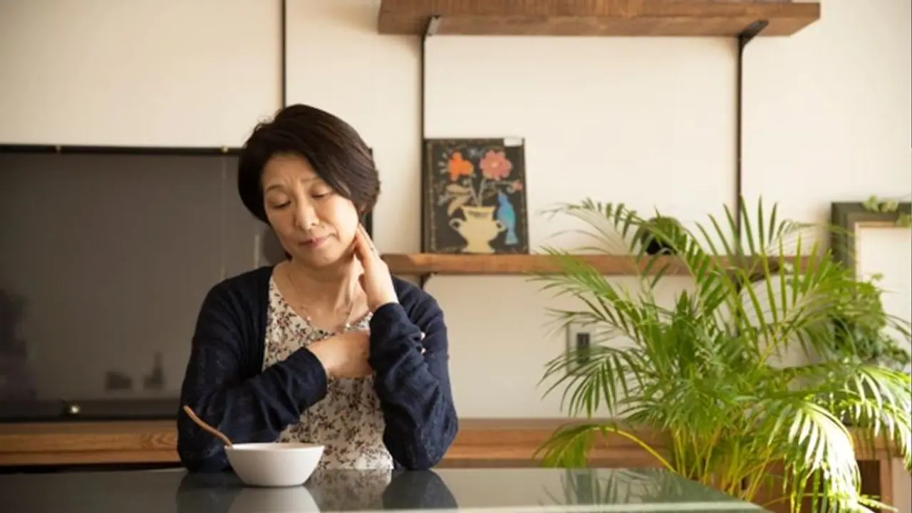 भोजन के दौरान कैंसर का दिख सकता है शुरुआती लक्षण, महिलाएं जरूर करें इसे गौर