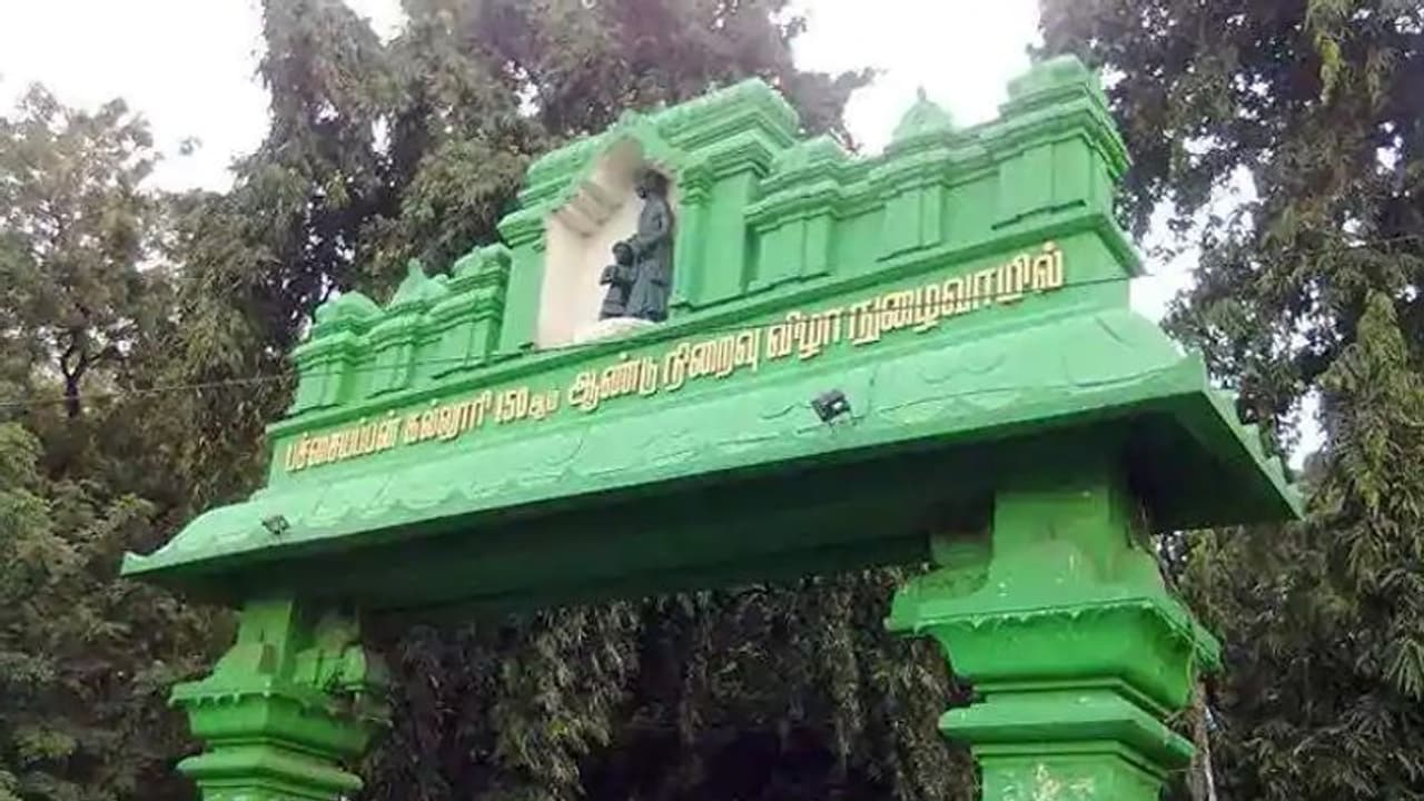 பச்சையப்பன் கல்லூரியில் மாணவர்கள் இடையே மோதல்.. ஒருவருக்கு சரமாரி அரிவாள் வெட்டு.. களத்தில் இறங்கிய போலீஸ்! பச்சையப்பன் கல்லூரியில் மாணவர்கள் இடையே மோதல்.. ஒருவருக்கு சரமாரி அரிவாள் வெட்டு.. களத்தில் இறங்கிய போலீஸ்!