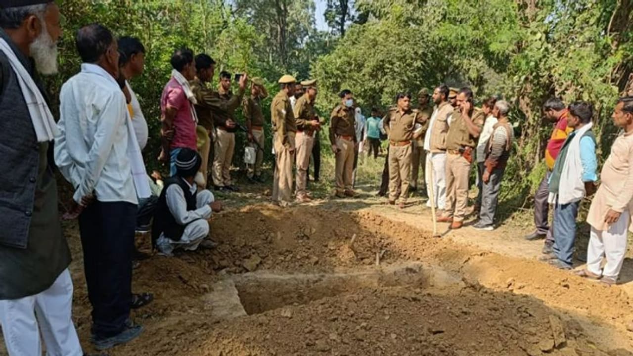 कब्रिस्तान में खोदी गई कब्र के पास आकर बैठ गई महिला, जानिए क्यों शव को दफनाने से कर दिया मना कब्रिस्तान में खोदी गई कब्र के पास आकर बैठ गई महिला, जानिए क्यों शव को दफनाने से कर दिया मना