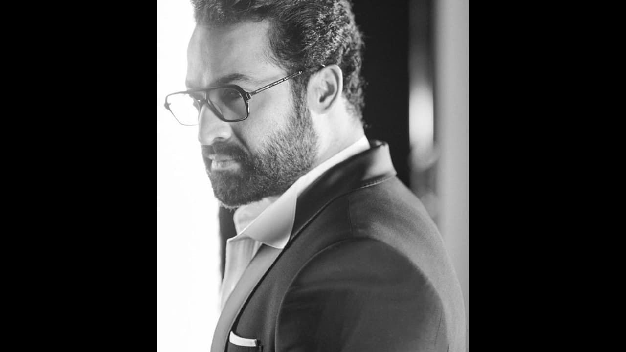 ఎన్టీఆర్ కోసం అమీర్ నిర్ణయం మార్చుకున్నారా? ఎన్టీఆర్ కోసం అమీర్ నిర్ణయం మార్చుకున్నారా?