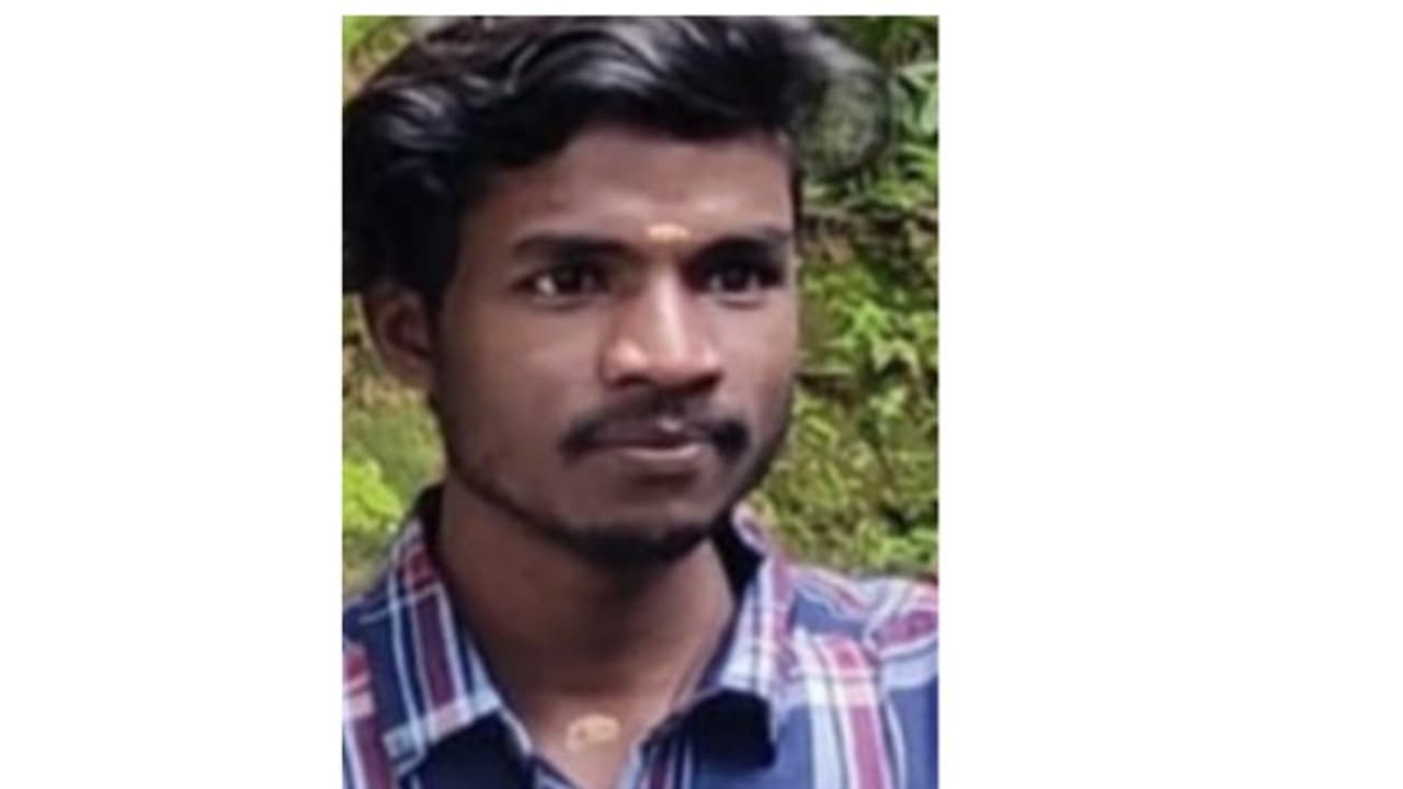 കാട്ടാനയിൽ നിന്ന് രക്ഷപ്പെടാൻ ഓടി മരത്തിൽ കയറിയ യുവാവ് വീണു മരിച്ചു