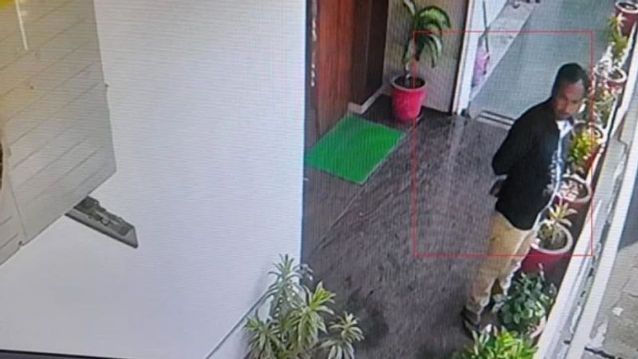 नेपाली युवक पर भरोसा पड़ा भारी, बेटी की शादी से पहले नौकर ने लगाई 80 लाख की चपत, तिजोरी खाली देख दंग रहे गए सब नेपाली युवक पर भरोसा पड़ा भारी, बेटी की शादी से पहले नौकर ने लगाई 80 लाख की चपत, तिजोरी खाली देख दंग रहे गए सब