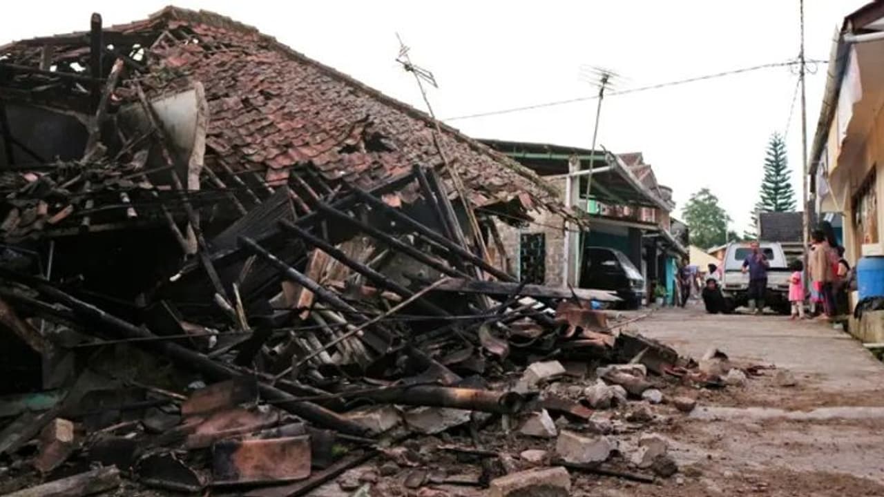 Indonesia Earthquake: மேற்கு ஜாவா பகுதியை புரட்டிப் போட்ட நிலநடுக்கம்; உயிரிழப்பு 252 ஆக உயர்வு!!