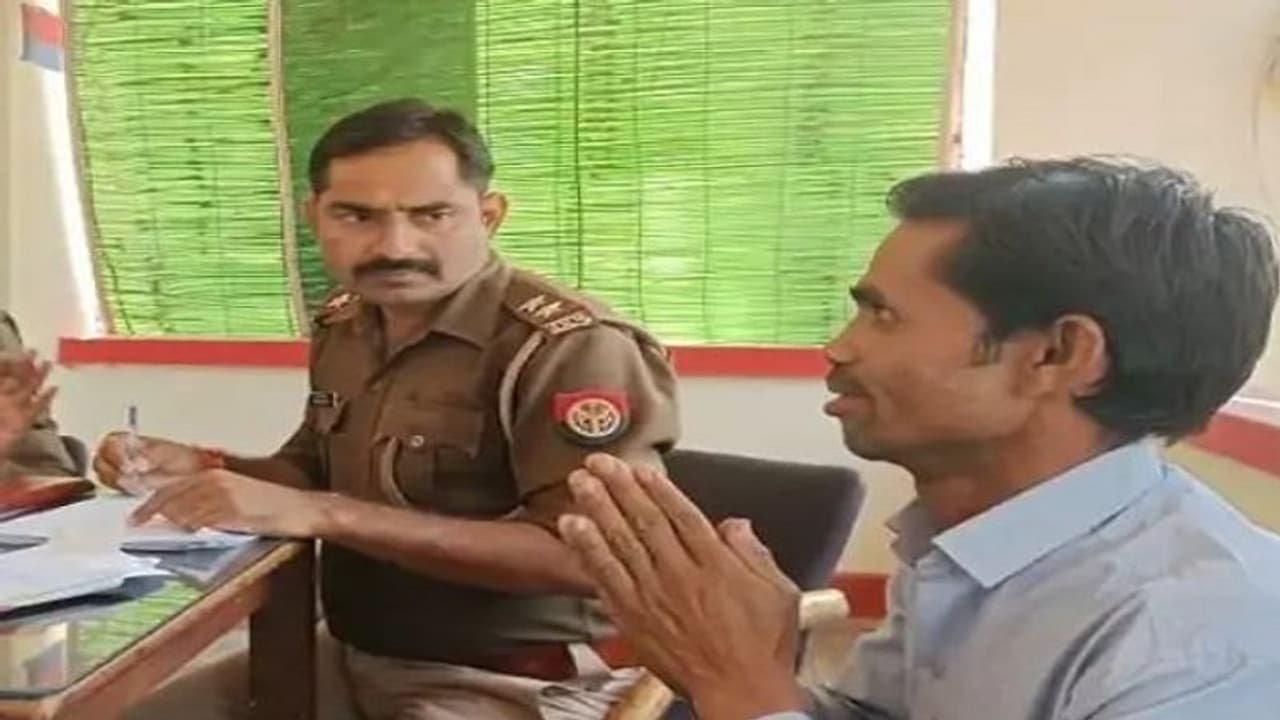 साहब! मेरे परिजन शादी नहीं करा रहे...प्रार्थनापत्र लेकर युवक पहुंचा थाने, पीएम मोदी को लेकर भी की ये अपील साहब! मेरे परिजन शादी नहीं करा रहे...प्रार्थनापत्र लेकर युवक पहुंचा थाने, पीएम मोदी को लेकर भी की ये अपील