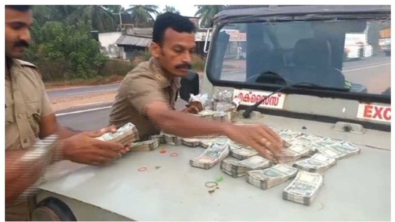 മഞ്ചേശ്വരത്ത് ബസില് കുഴല്പ്പണക്കടത്ത്, 18 ലക്ഷം രൂപ പിടികൂടി മഞ്ചേശ്വരത്ത് ബസില് കുഴല്പ്പണക്കടത്ത്, 18 ലക്ഷം രൂപ പിടികൂടി