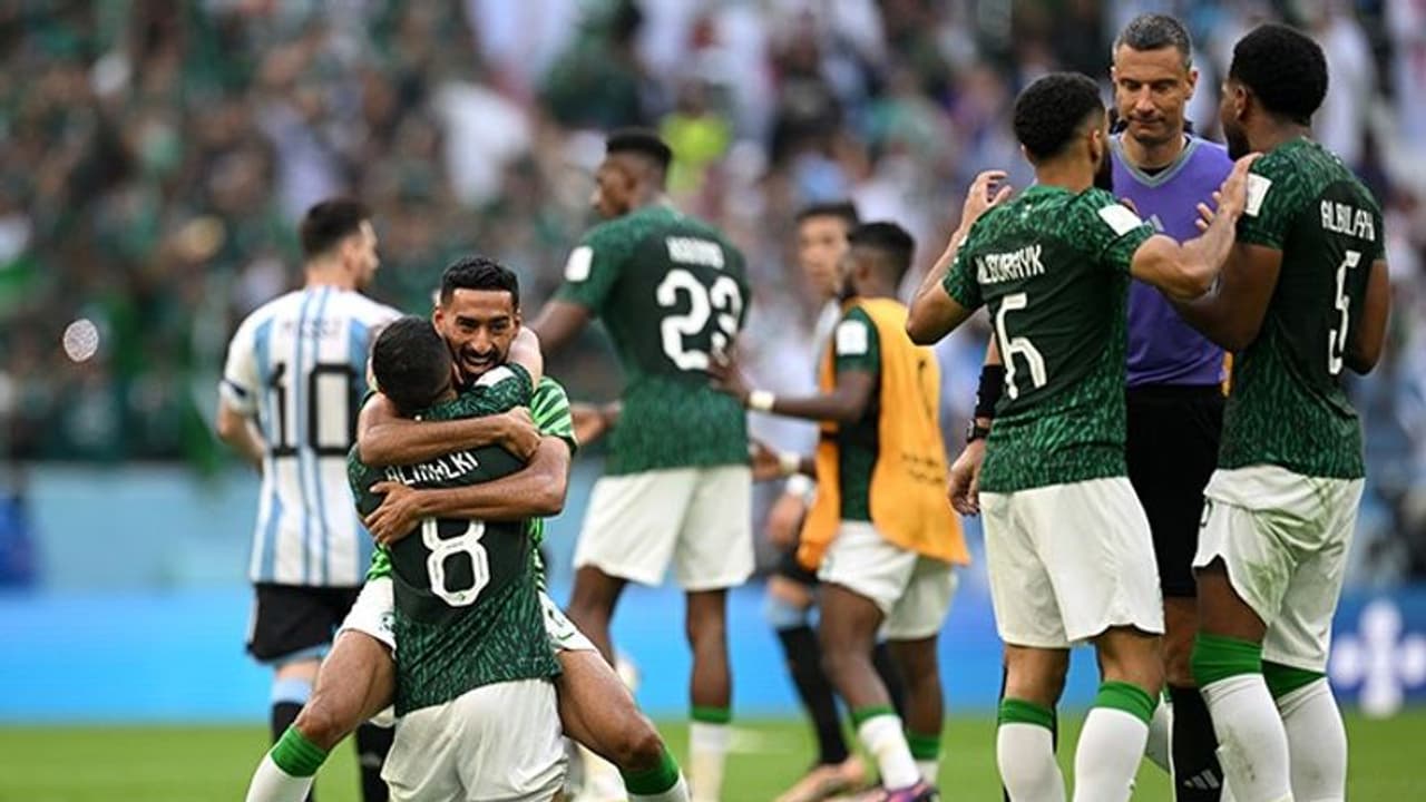 അർജന്റീനയെ തറപറ്റിച്ചു; സൗദിയിൽ ആഘോഷ തിമിർപ്പ്, നാളെ പൊതു അവധി അർജന്റീനയെ തറപറ്റിച്ചു; സൗദിയിൽ ആഘോഷ തിമിർപ്പ്, നാളെ പൊതു അവധി