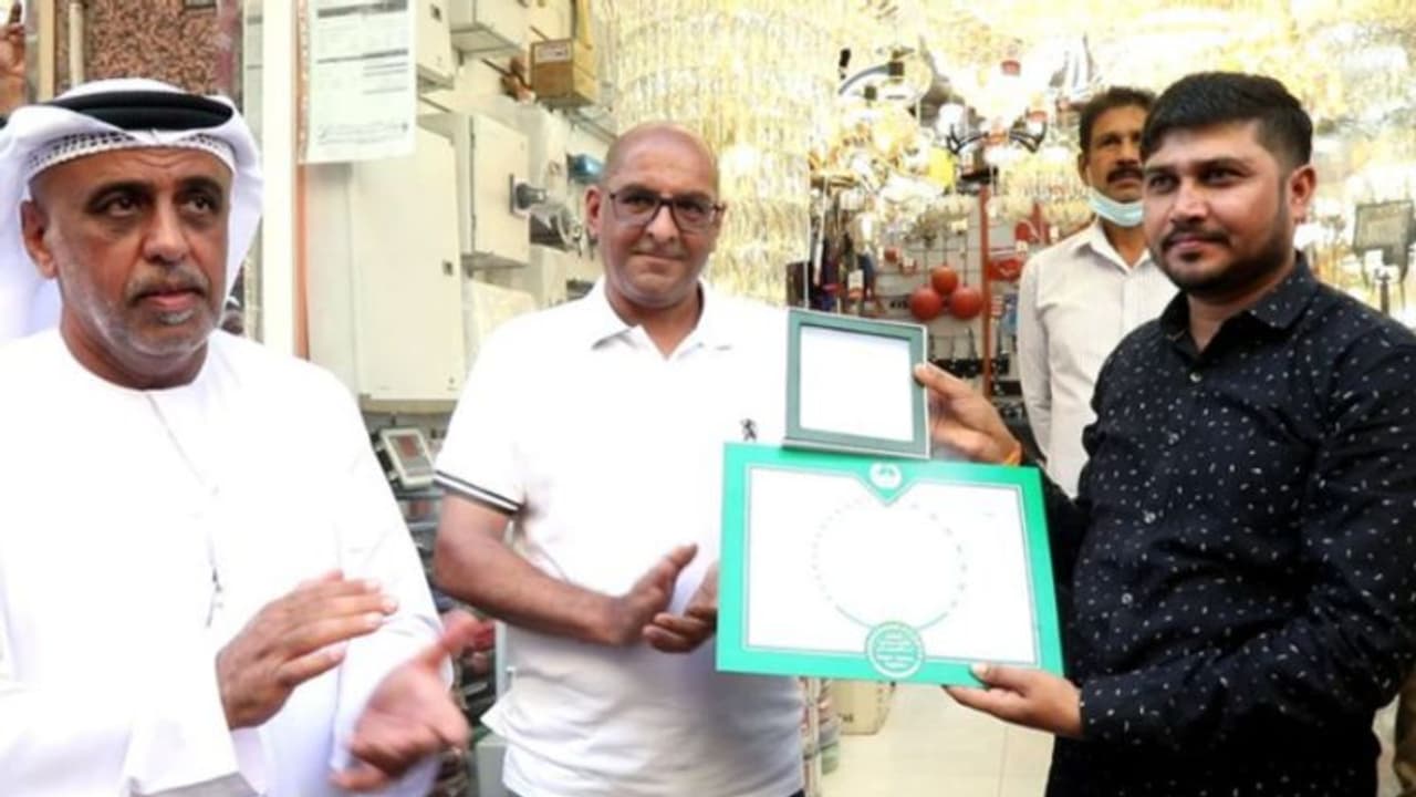 യുഎഇയില്‍ കോടികളുടെ മോഷണശ്രമം തടയാന്‍ സാഹസികമായി ഇടപെട്ട ഇന്ത്യക്കാരനെ ആദരിച്ച് പൊലീസ്