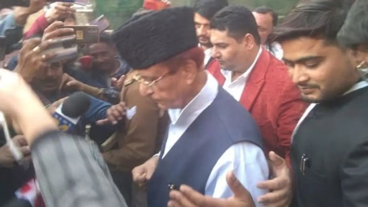 रामपुर उपचुनाव जीतने के लिए बीजेपी ने बदला प्लान, जानिए क्यों आजम खां को सता रहा वोटों की सेंधमारी का डर रामपुर उपचुनाव जीतने के लिए बीजेपी ने बदला प्लान, जानिए क्यों आजम खां को सता रहा वोटों की सेंधमारी का डर