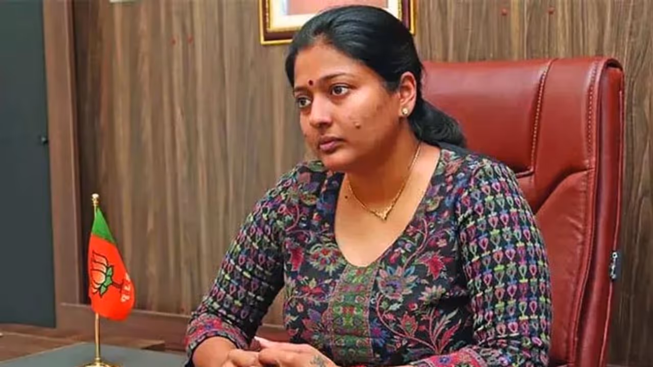 விளக்கம் சொல்லக்கூட எனக்கு வாய்ப்பளிக்கவில்லை... இடைநீக்கம் செய்யப்பட்டது குறித்து காயத்ரி ரகுராம் கருத்து!! விளக்கம் சொல்லக்கூட எனக்கு வாய்ப்பளிக்கவில்லை... இடைநீக்கம் செய்யப்பட்டது குறித்து காயத்ரி ரகுராம் கருத்து!!