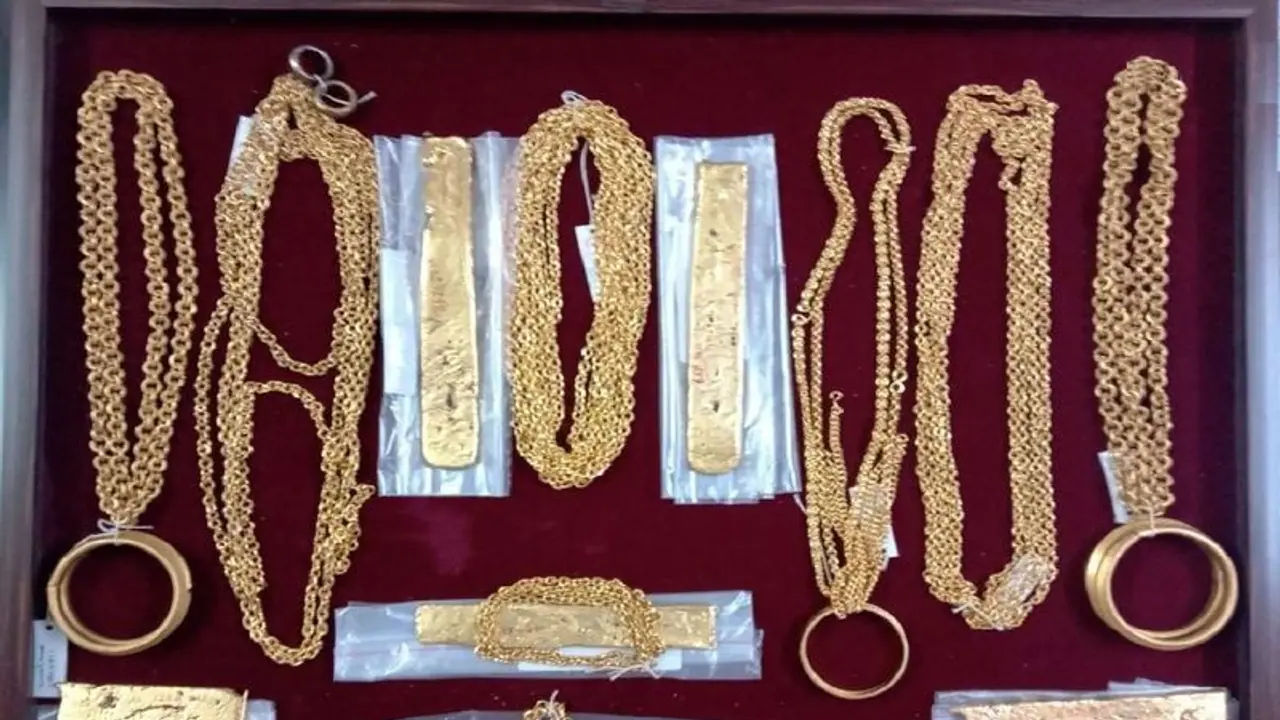 கோவை விமான நிலையத்தில் 12 கிலோ தங்கம் பறிமுதல்… தமிழகத்தை சேர்ந்த 4 பேர் கைது!! கோவை விமான நிலையத்தில் 12 கிலோ தங்கம் பறிமுதல்… தமிழகத்தை சேர்ந்த 4 பேர் கைது!!