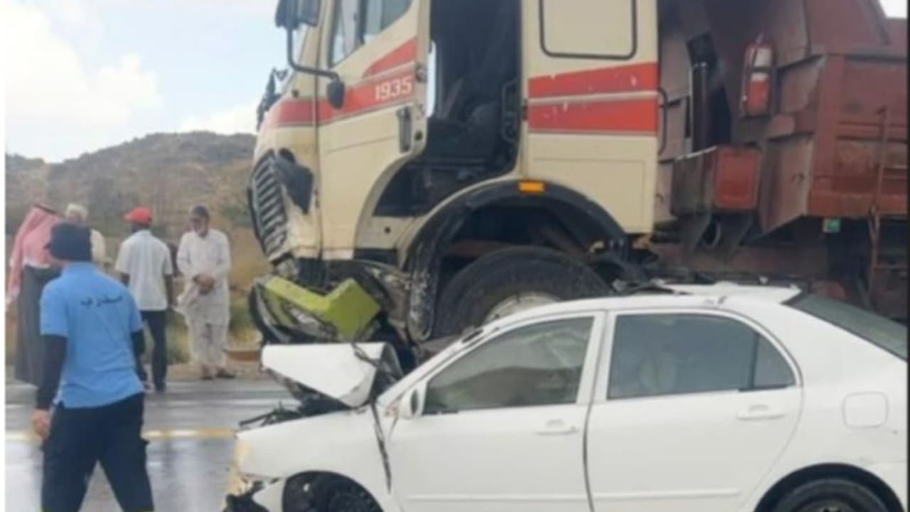 സൗദി അറേബ്യയില് കാറും ലോറിയും കൂട്ടിയിടിച്ച് രണ്ട് മരണം സൗദി അറേബ്യയില് കാറും ലോറിയും കൂട്ടിയിടിച്ച് രണ്ട് മരണം