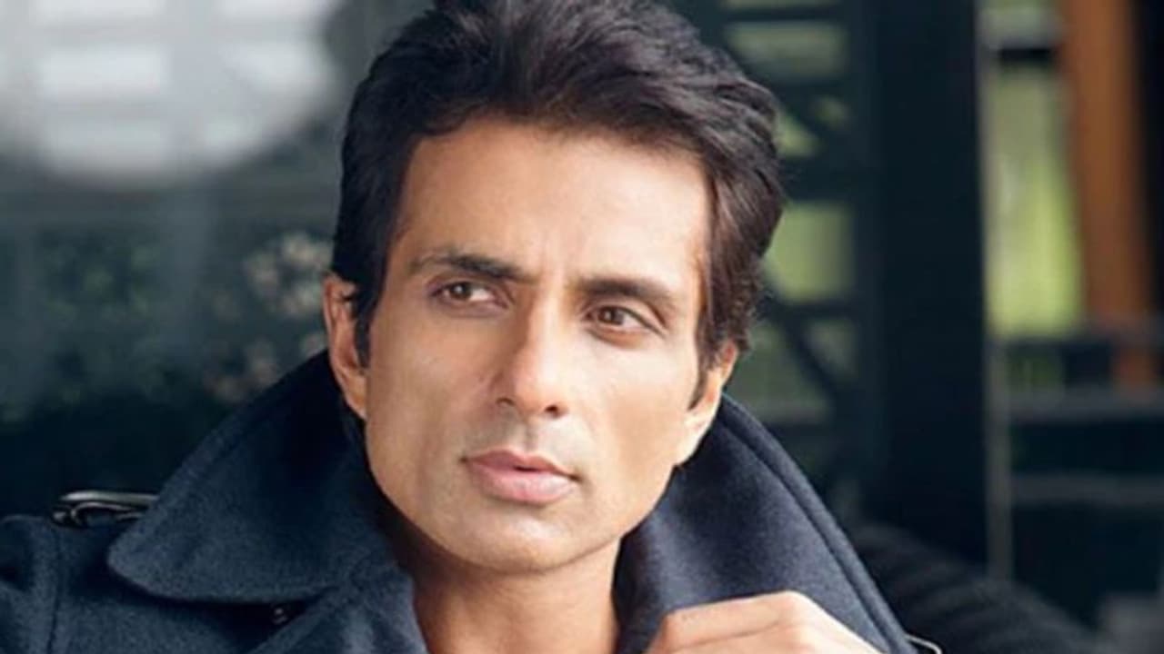 రియల్ హీరో సోనూసూద్ పై మండిపడుతున్న నెటిజన్లు, ఇంతకీ ఆయన చేసిన నేరం ఏంటంటే...? రియల్ హీరో సోనూసూద్ పై మండిపడుతున్న నెటిజన్లు, ఇంతకీ ఆయన చేసిన నేరం ఏంటంటే...?