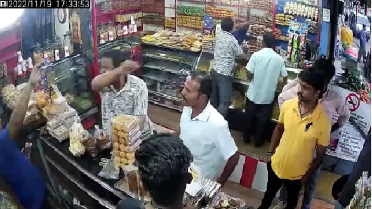 ವ್ಯಾಪಾರಿ ಮೇಲೆ ಪುರಸಭೆ ಸದಸ್ಯನಿಂದ ಹಲ್ಲೆ: ವಿಡಿಯೋ ವೈರಲ್ನಿಂದ ಮಾನ ಹರಾಜು ವ್ಯಾಪಾರಿ ಮೇಲೆ ಪುರಸಭೆ ಸದಸ್ಯನಿಂದ ಹಲ್ಲೆ: ವಿಡಿಯೋ ವೈರಲ್ನಿಂದ ಮಾನ ಹರಾಜು