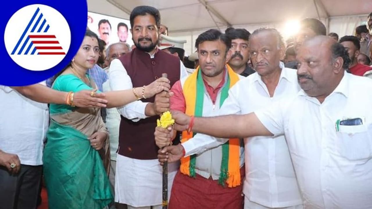 ಸಚಿವ ಎಂಟಿಬಿ ಶಾಸಕ ಶರತ್ ಬಚ್ಚೇಗೌಡರ ನಡುವೆ ಪ್ರೋಟೋಕಾಲ್ ಜಟಾಪಟಿ ಸಚಿವ ಎಂಟಿಬಿ ಶಾಸಕ ಶರತ್ ಬಚ್ಚೇಗೌಡರ ನಡುವೆ ಪ್ರೋಟೋಕಾಲ್ ಜಟಾಪಟಿ