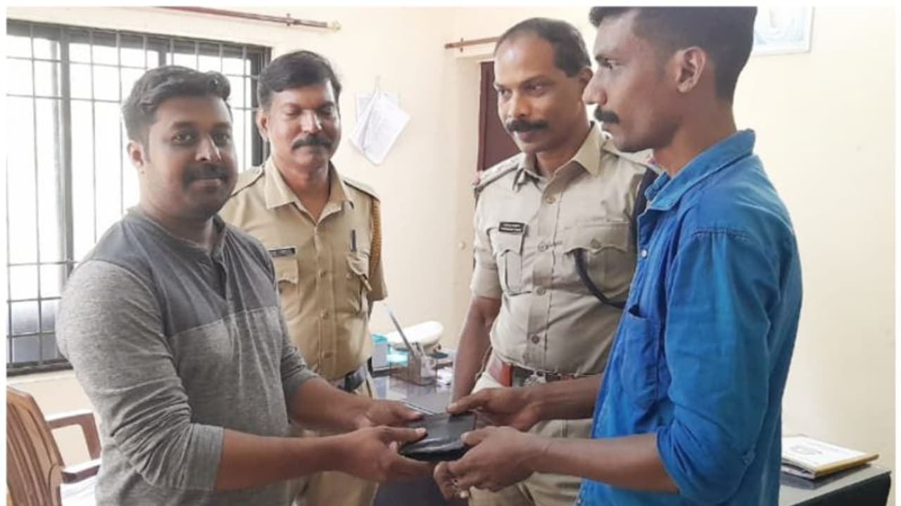 കളഞ്ഞു കിട്ടിയത് പണം അടങ്ങിയ പേഴ്സ്; ഉടമസ്ഥന് തിരിച്ചു നൽകി, ഓട്ടോറിക്ഷാ ഡ്രൈവർ മാതൃകയായി