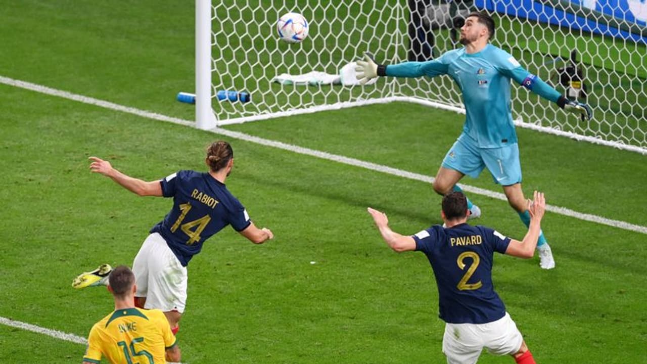 ആദ്യം ഗോളടിച്ച് ലോക ചാമ്പ്യന്മാരെ ഞെട്ടിച്ച് ഓസ്ട്രേലിയ, ഇരട്ടപ്രഹരത്തിലൂടെ ലീഡെടുത്ത് ഫ്രാന്സ് ആദ്യം ഗോളടിച്ച് ലോക ചാമ്പ്യന്മാരെ ഞെട്ടിച്ച് ഓസ്ട്രേലിയ, ഇരട്ടപ്രഹരത്തിലൂടെ ലീഡെടുത്ത് ഫ്രാന്സ്