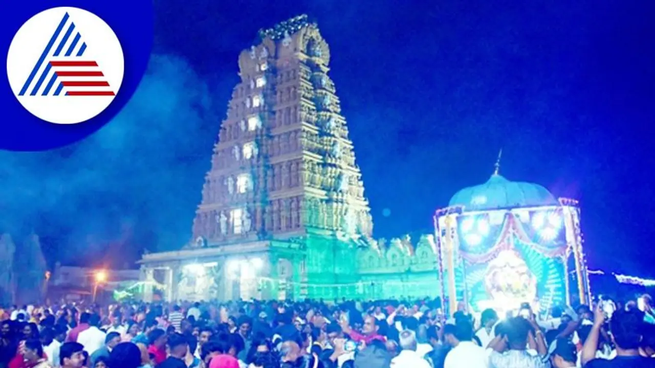 Nanajangud: ವೈಭವದ ಶ್ರೀಕಂಠೇಶ್ವರಸ್ವಾಮಿ, ಪಾರ್ವತಿ ದೇವಿ ಪಲ್ಲಕ್ಕಿ ಮೆರವಣಿಗೆ Nanajangud: ವೈಭವದ ಶ್ರೀಕಂಠೇಶ್ವರಸ್ವಾಮಿ, ಪಾರ್ವತಿ ದೇವಿ ಪಲ್ಲಕ್ಕಿ ಮೆರವಣಿಗೆ