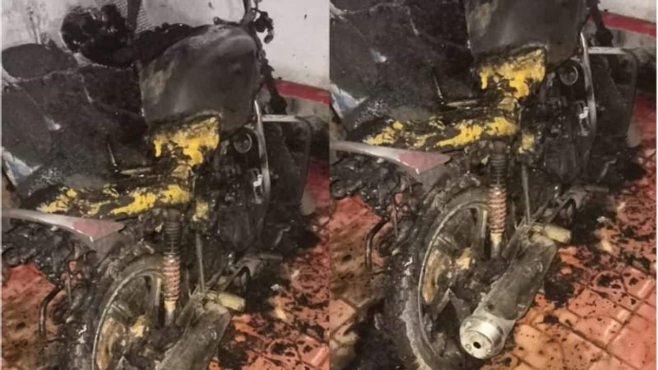 കോഴിക്കോട് ഡിവൈഎഫ്ഐ നേതാവിന്റെ ബൈക്ക് തീയിട്ട് നശിപ്പിച്ചു കോഴിക്കോട് ഡിവൈഎഫ്ഐ നേതാവിന്റെ ബൈക്ക് തീയിട്ട് നശിപ്പിച്ചു