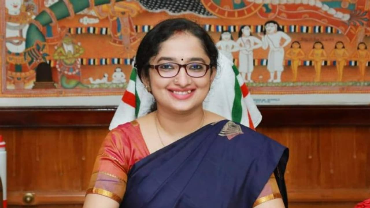 ഐഎഎസ് തലത്തിൽ അഴിച്ചുപണി; 6 ജില്ലകളിലെ കളക്ടര്‍മാര്‍ക്ക് മാറ്റം, ദിവ്യ എസ് അയ്യർ വിഴിഞ്ഞം പോർട്ട് എംഡി 