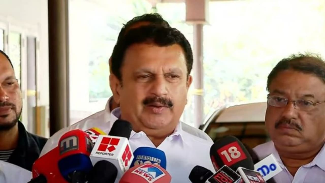 തരൂർ നല്ല എംപി, ഒരു വിഭാഗീയതയും നടത്തിയിട്ടില്ല; മെസിയെ ഓർമ്മിപ്പിച്ച് സതീശനെ തള്ളി മുരളീധരൻ തരൂർ നല്ല എംപി, ഒരു വിഭാഗീയതയും നടത്തിയിട്ടില്ല; മെസിയെ ഓർമ്മിപ്പിച്ച് സതീശനെ തള്ളി മുരളീധരൻ