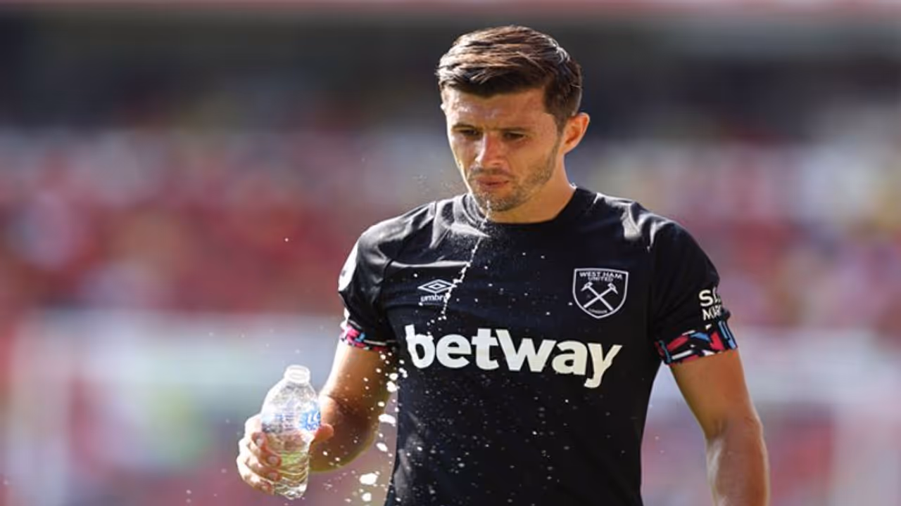 आखिर क्यों मैदान पर बार बार थूकते हैं फुटबॉलर, जानें इसके पीछे की वजह आखिर क्यों मैदान पर बार बार थूकते हैं फुटबॉलर, जानें इसके पीछे की वजह