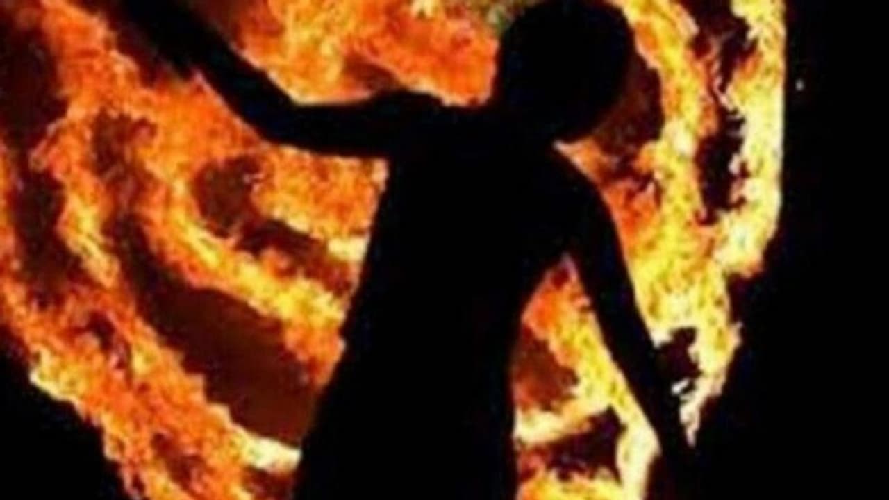 పెట్రోల్ పోసి నిప్పంటించి... భార్య చేతిలోనే ఆర్మీ జవాన్ సజీవదహనం పెట్రోల్ పోసి నిప్పంటించి... భార్య చేతిలోనే ఆర్మీ జవాన్ సజీవదహనం