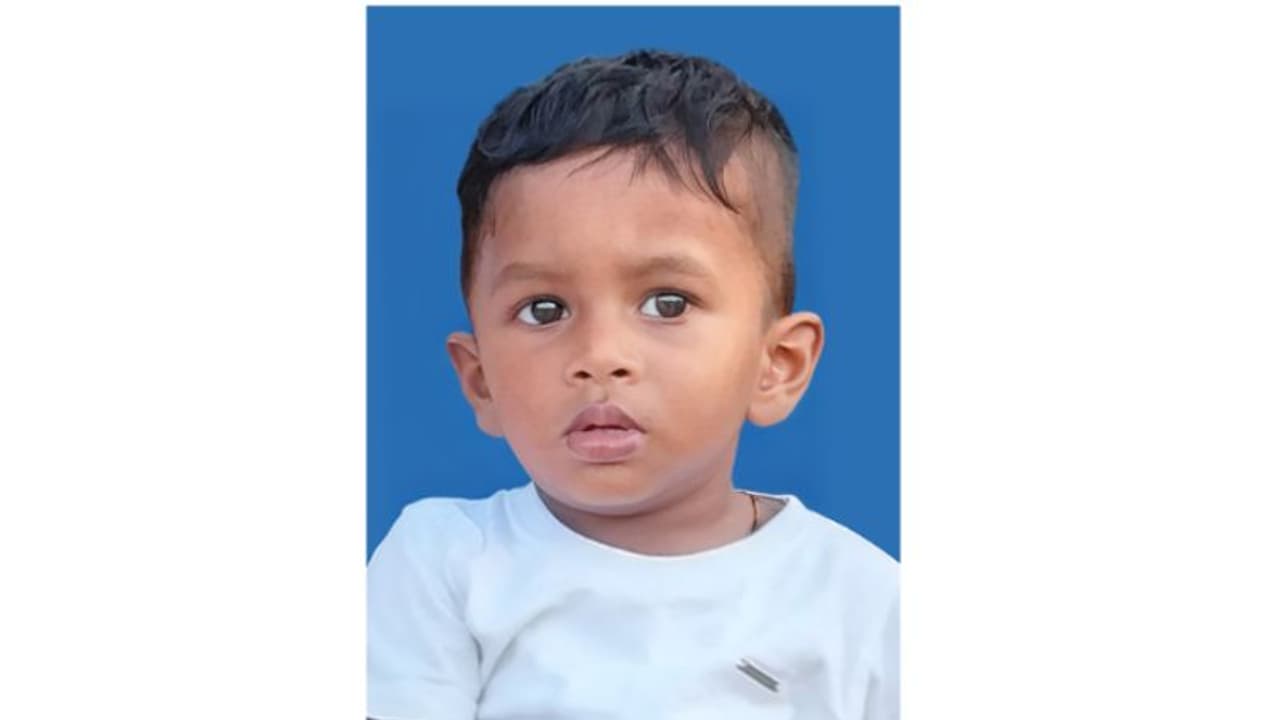 തീരത്ത് കളിച്ചുകൊണ്ടിരിക്കുന്നതിനിടെ ഒന്നര വയസുകാരന് തിരയില്പ്പെട്ട് ദാരുണാന്ത്യം തീരത്ത് കളിച്ചുകൊണ്ടിരിക്കുന്നതിനിടെ ഒന്നര വയസുകാരന് തിരയില്പ്പെട്ട് ദാരുണാന്ത്യം