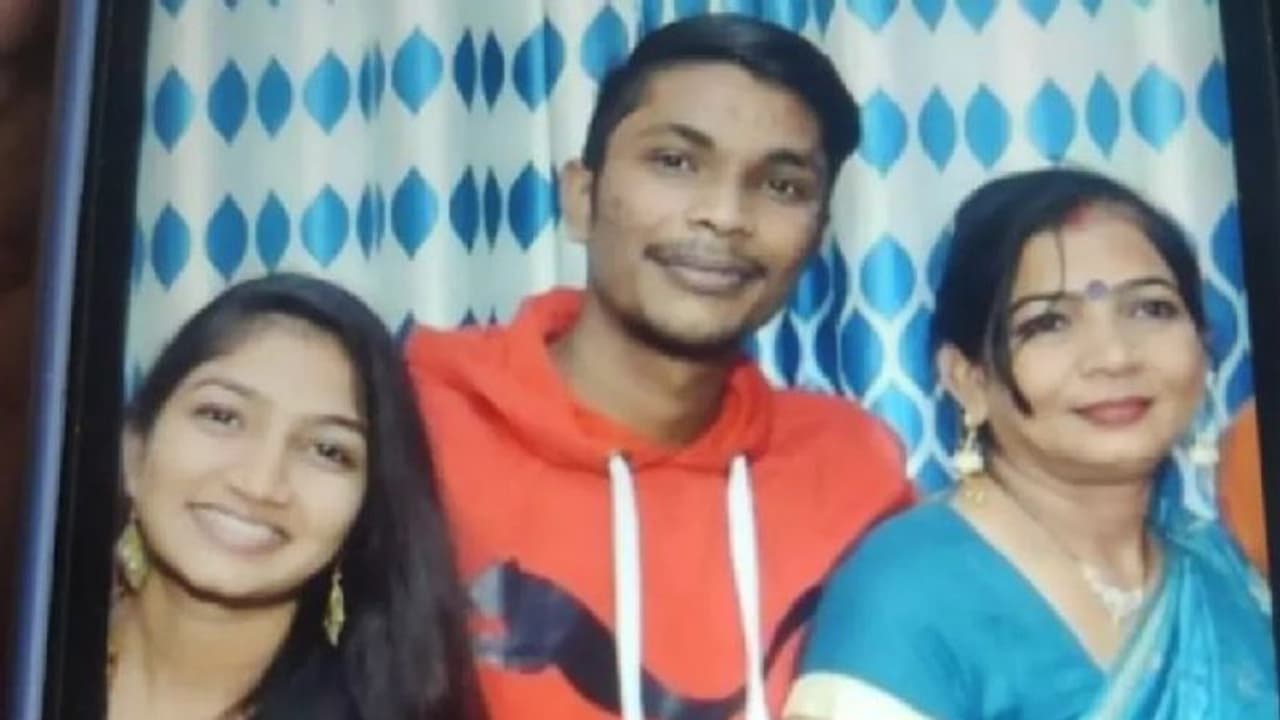 दिल्ली का शॉकिंग क्राइम: बेटे ने मां बाप, बहन और दादी को मार डाला, हत्या के बाद खून से सनी लाश के पास बैठा रहा दिल्ली का शॉकिंग क्राइम: बेटे ने मां बाप, बहन और दादी को मार डाला, हत्या के बाद खून से सनी लाश के पास बैठा रहा