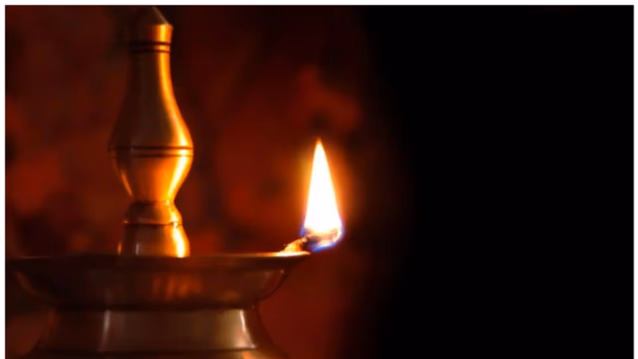 നിലവിളക്ക് കൊളുത്തുമ്പോള് ശ്രദ്ധിക്കേണ്ട കാര്യങ്ങള് നിലവിളക്ക് കൊളുത്തുമ്പോള് ശ്രദ്ധിക്കേണ്ട കാര്യങ്ങള്