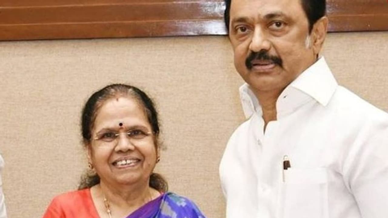 திமுக மகளிரணி தலைவியாக விஜயா தாயன்பன் நியமனம்.. அதிமுகவில் இருந்து வந்த விஜிலா சத்யானந்துக்கு முக்கிய பதவி திமுக மகளிரணி தலைவியாக விஜயா தாயன்பன் நியமனம்.. அதிமுகவில் இருந்து வந்த விஜிலா சத்யானந்துக்கு முக்கிய பதவி