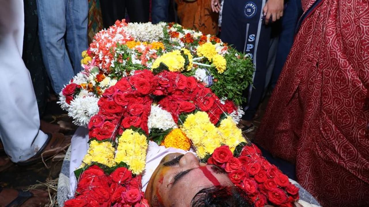 ఫారెస్ట్ రేంజర్ శ్రీనివాసరావు హత్య... గుత్తికోయలపై బహిష్కరణ వేటు, బెండాలపాడు గ్రామస్తుల తీర్మానం ఫారెస్ట్ రేంజర్ శ్రీనివాసరావు హత్య... గుత్తికోయలపై బహిష్కరణ వేటు, బెండాలపాడు గ్రామస్తుల తీర్మానం