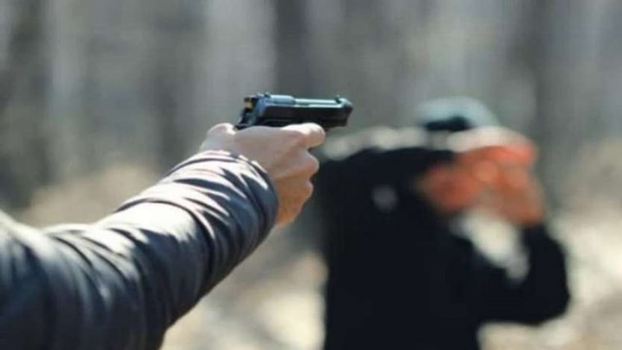 Vijayapura: ಸಿಂದಗಿಯ ಧನಲಕ್ಷ್ಮೀ ಜ್ಯುವೆಲರಿ ಬಳಿ ಗುಂಡಿನ ದಾಳಿ: ಮೂವರು ಸ್ಥಳದಿಂದ ಪರಾರಿ Vijayapura: ಸಿಂದಗಿಯ ಧನಲಕ್ಷ್ಮೀ ಜ್ಯುವೆಲರಿ ಬಳಿ ಗುಂಡಿನ ದಾಳಿ: ಮೂವರು ಸ್ಥಳದಿಂದ ಪರಾರಿ