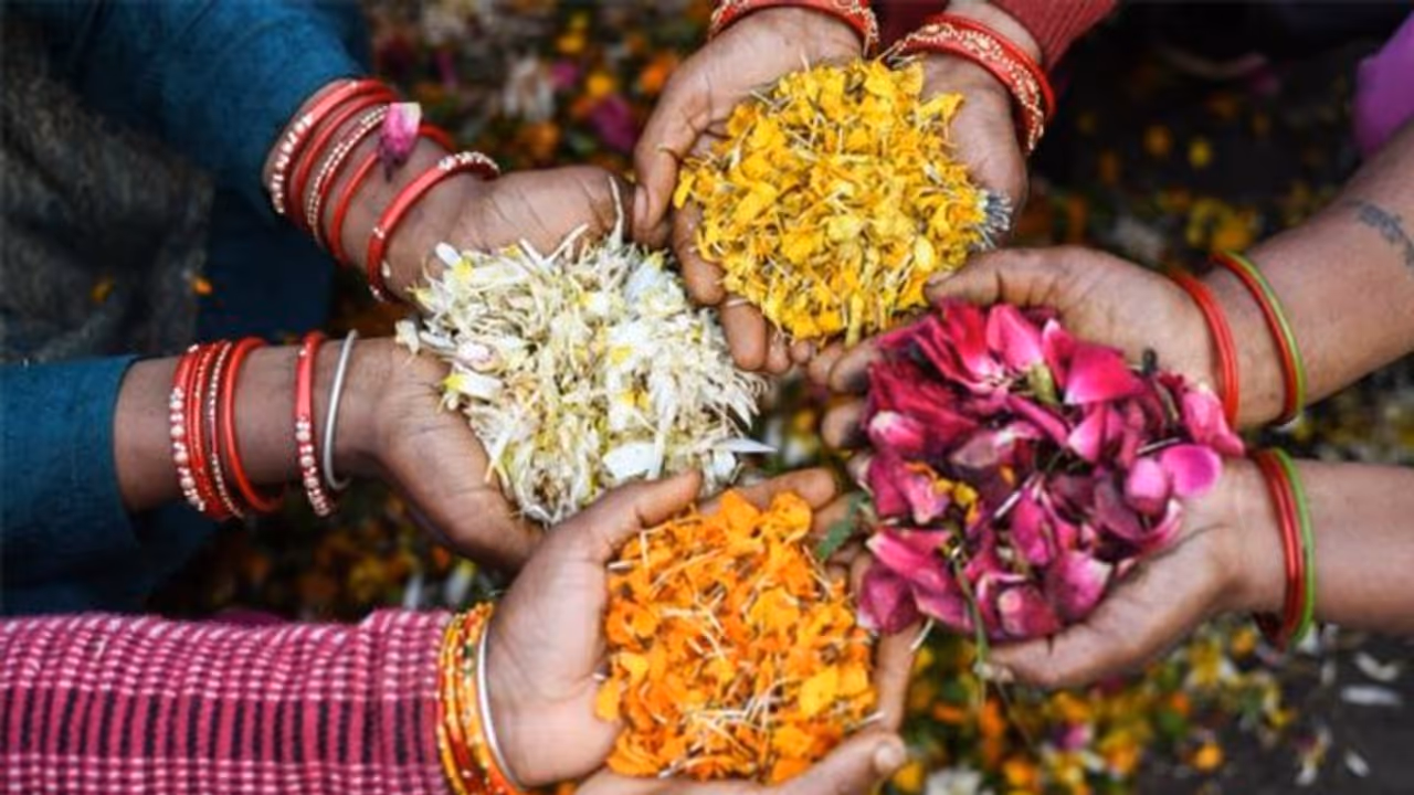 வீணாகும் கோயில் பூக்களில் தூப குச்சிகள்... 20,000 பேருக்கு வேலை யார் அந்த பெண்?