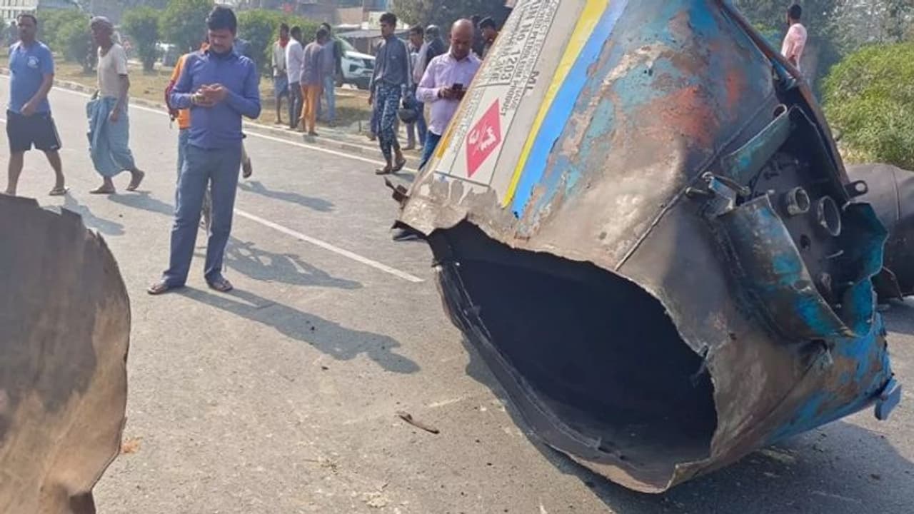 बिहार में पेट्रोलियम टैंकर में ब्लास्ट, 30 फीट तक हवा में उछले तीन लोग, सभी की दर्दनाक मौत बिहार में पेट्रोलियम टैंकर में ब्लास्ट, 30 फीट तक हवा में उछले तीन लोग, सभी की दर्दनाक मौत