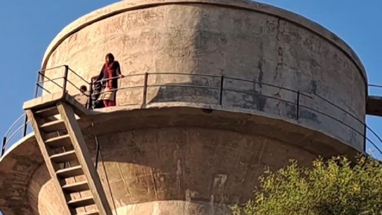 बच्चों को लेकर पानी की टंकी पर चढ़ी गई पत्नी, पति के बारे में किए खुलासे...बोली तुम ऐसे नहीं सुधरोगे बच्चों को लेकर पानी की टंकी पर चढ़ी गई पत्नी, पति के बारे में किए खुलासे...बोली तुम ऐसे नहीं सुधरोगे