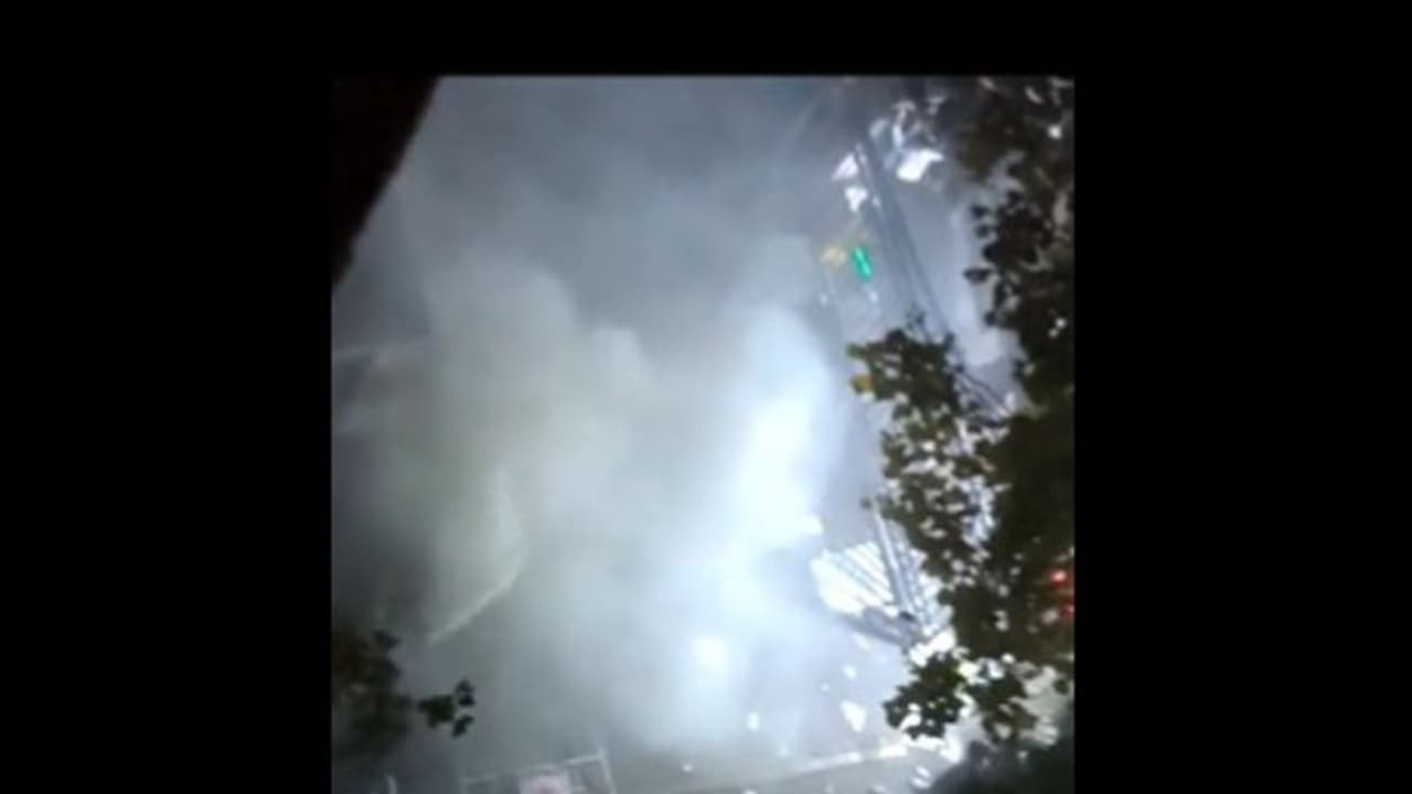 சீனாவின் பாக்ஸ்கான் ஆலையில் ஊழியர்கள் காவலர்களுக்கு இடையே மோதல்; போர்க்களமான காட்சிகளுடன் வைரலான வீடியோ!! சீனாவின் பாக்ஸ்கான் ஆலையில் ஊழியர்கள் காவலர்களுக்கு இடையே மோதல்; போர்க்களமான காட்சிகளுடன் வைரலான வீடியோ!!