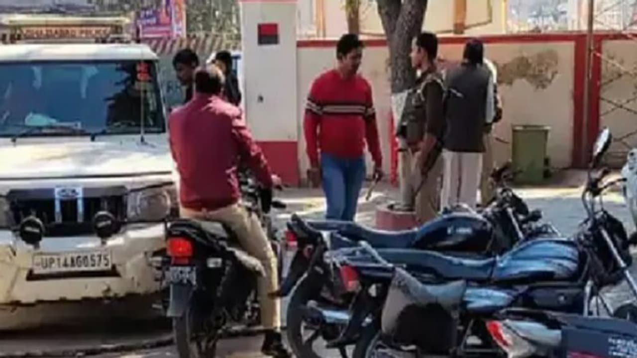 शादी से इंकार पर प्रेमिका ने खाया जहर तो प्रेमी ने मजाक में चाटी पुड़िया, फिर जो हुआ वह जान रह जाएंगे हैरान शादी से इंकार पर प्रेमिका ने खाया जहर तो प्रेमी ने मजाक में चाटी पुड़िया, फिर जो हुआ वह जान रह जाएंगे हैरान