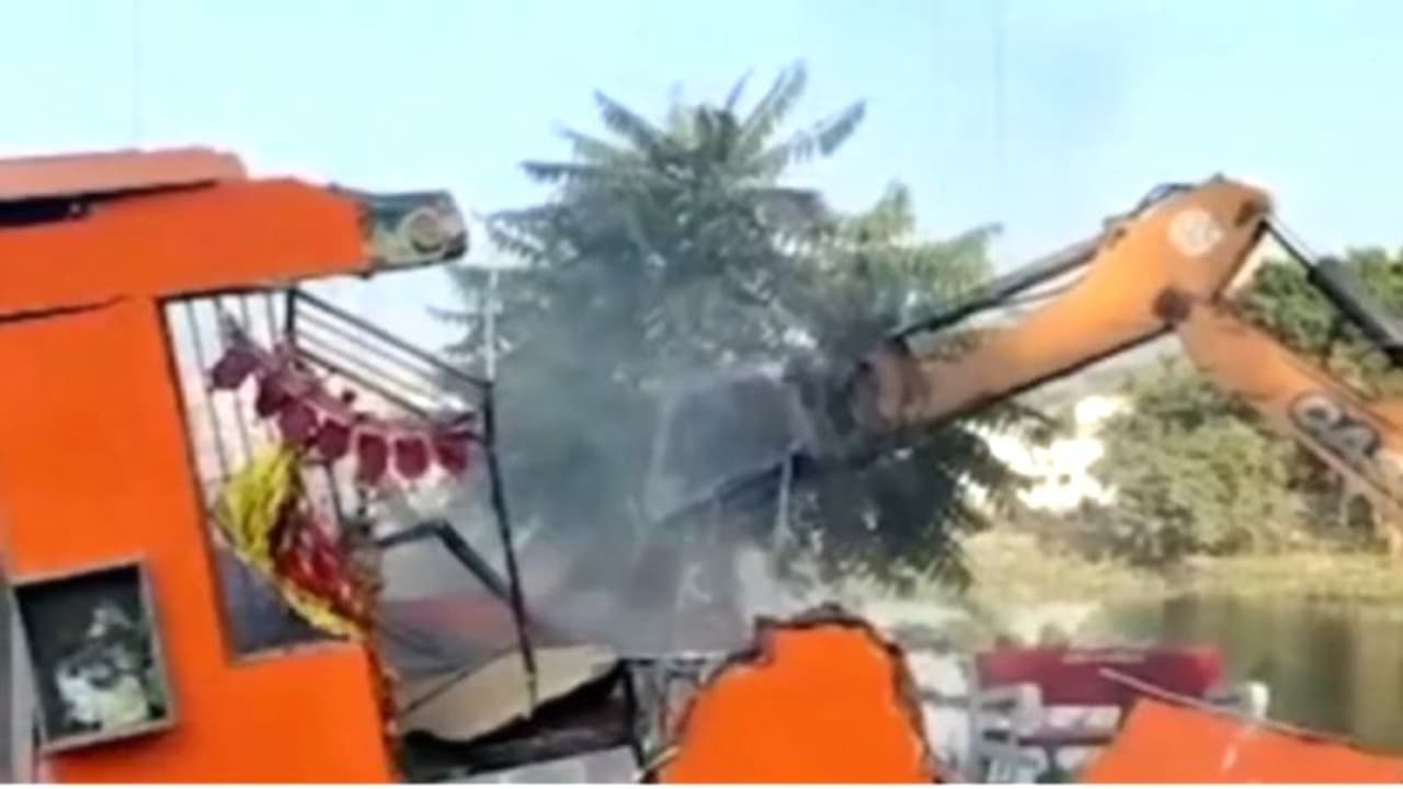 राजस्थान में हनुमान मंदिर तोड़ने पर हो गया विवाद, SP DSP को दौड़ाकर पीटा तो, जवाब में पुलिस ने किया लाठीचार्ज