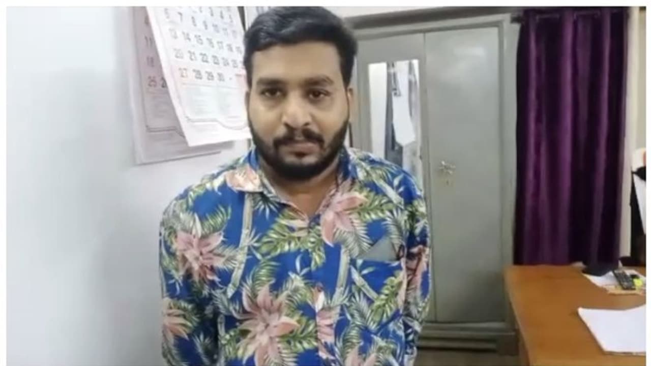 സെക്രട്ടറിയേറ്റിൽ ജോലി വാഗ്ദാനം നൽകി 81 ലക്ഷം തട്ടി; മുൻ സെക്രട്ടറിയേറ്റ് ജീവനക്കാൻ അറസ്റ്റിൽ സെക്രട്ടറിയേറ്റിൽ ജോലി വാഗ്ദാനം നൽകി 81 ലക്ഷം തട്ടി; മുൻ സെക്രട്ടറിയേറ്റ് ജീവനക്കാൻ അറസ്റ്റിൽ