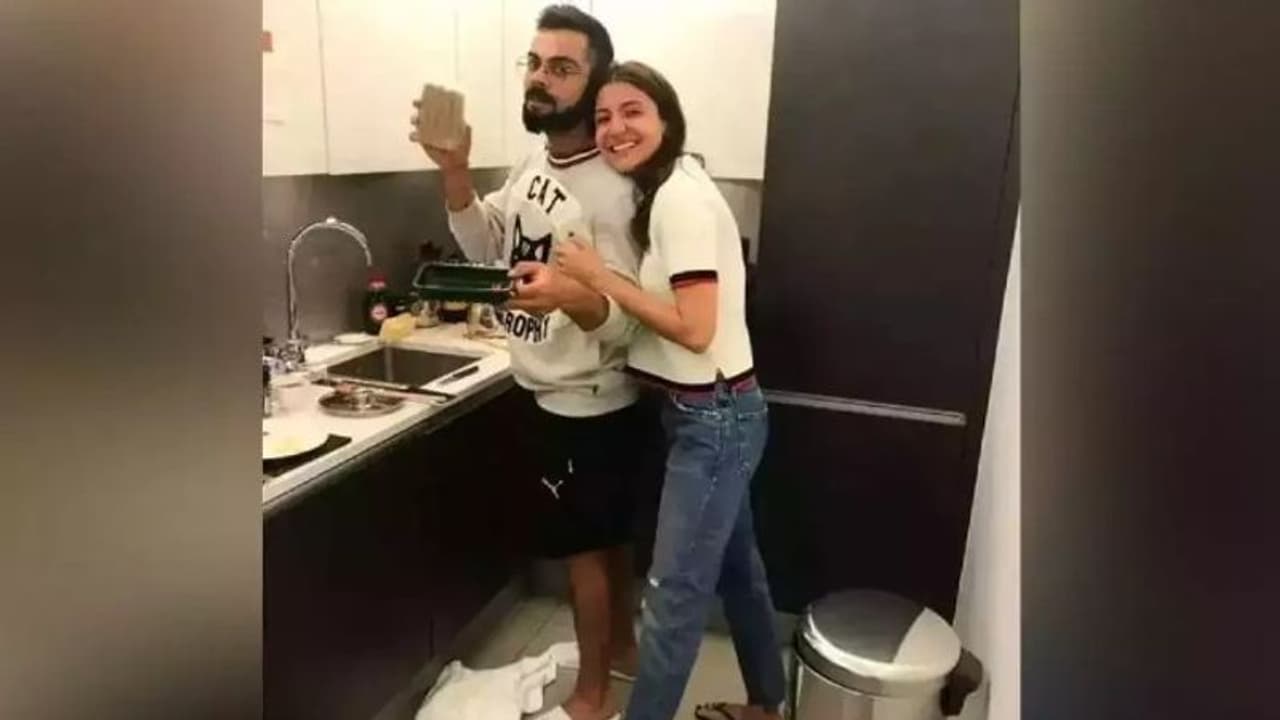 'ഹാവൂ, ഇതെന്തോന്ന്...'; കോലിയുടെയും അനുഷ്കയുടെയും പഴയ ഫോട്ടോ വൈറലാകുന്നു... 'ഹാവൂ, ഇതെന്തോന്ന്...'; കോലിയുടെയും അനുഷ്കയുടെയും പഴയ ഫോട്ടോ വൈറലാകുന്നു...